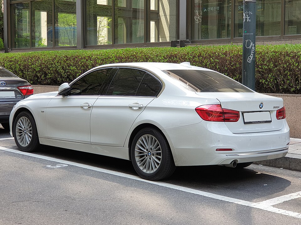 Foto rujukan model BMW 320i Front Damage