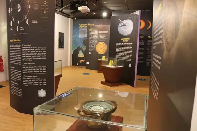 Zon Artifak Islam di galeri pameran