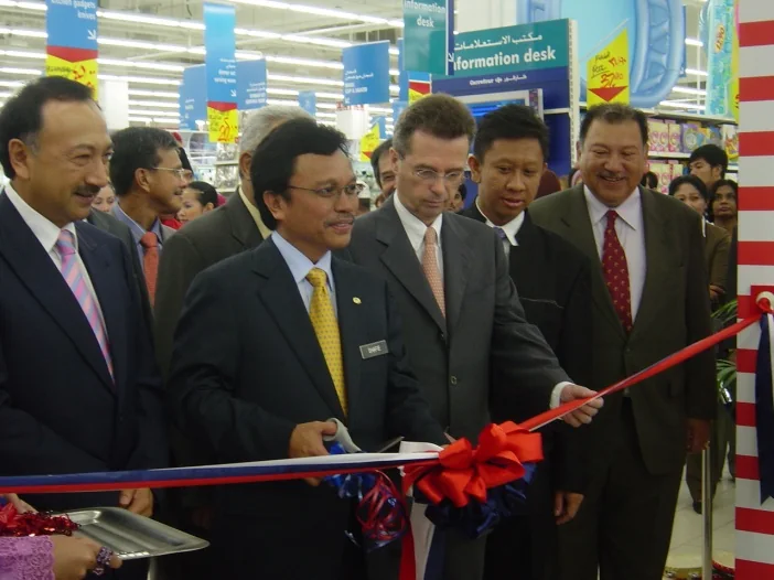 PROMOSI LUAR NEGARA — Gambar semasa aktiviti Taste Of Malaysia di Carrefour, Dubai. — Pertama kali nya menyertai anjuran MARA di Food &amp; Hotel Show di Singapura