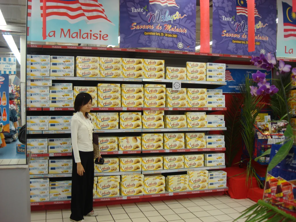 PROMOSI LUAR NEGARA — Gambar semasa aktiviti Taste Of Malaysia di Carrefour, PARIS.
