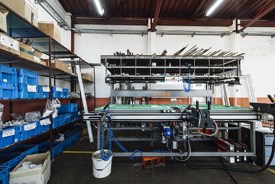 Manufacturing operations context — scenario “Manufacturing Batch Traceability Agent” runs as a detached NeuralOps agent.