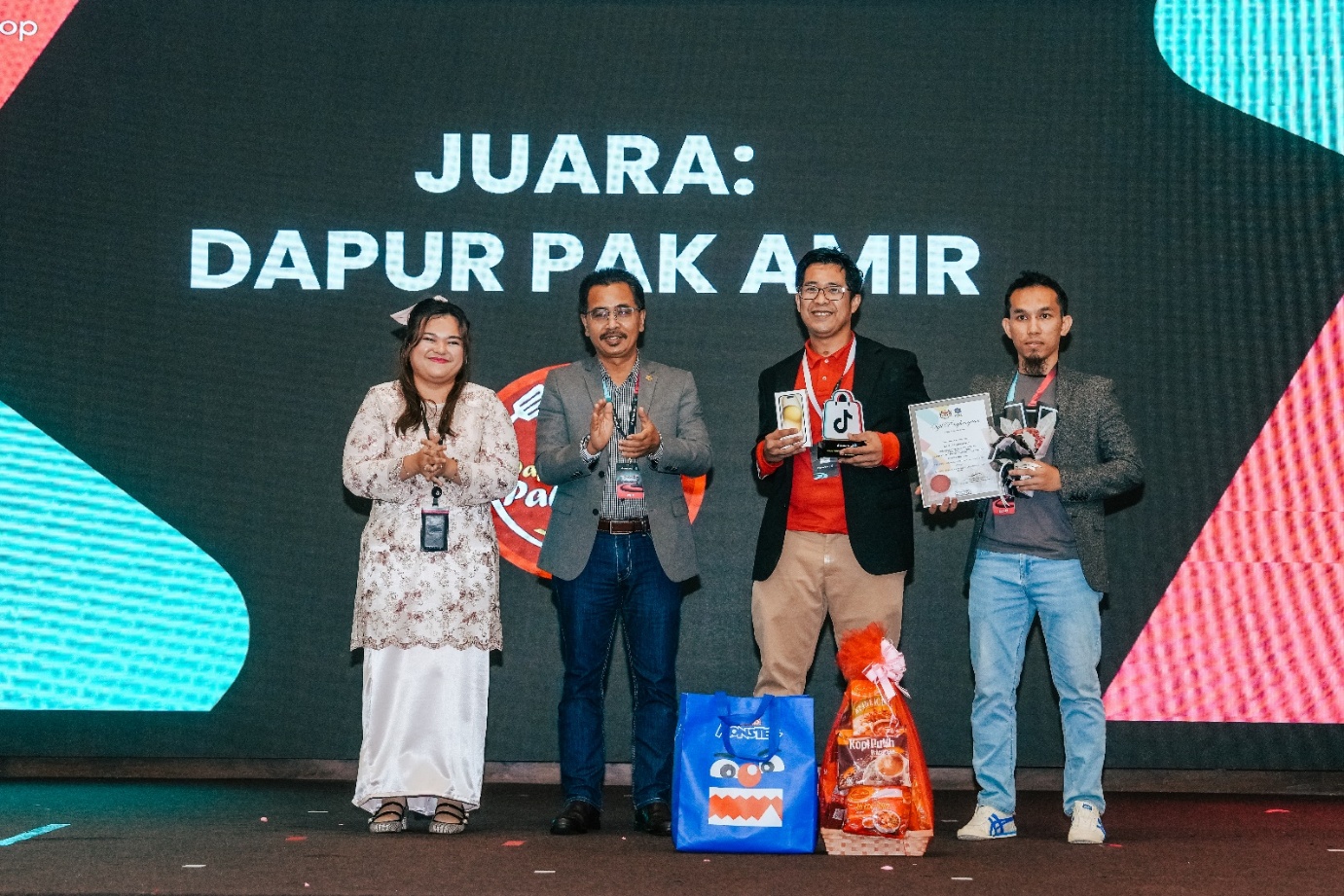 Figure 5: Dapur Pak Amir receiving champion award
