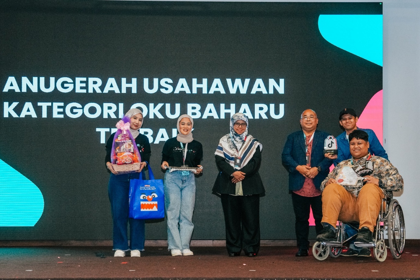 Figure 1: Nurezqi Enterprise expanded nationwide through online sales on TikTok Shop and received the Best New OKU Entrepreneur Award.