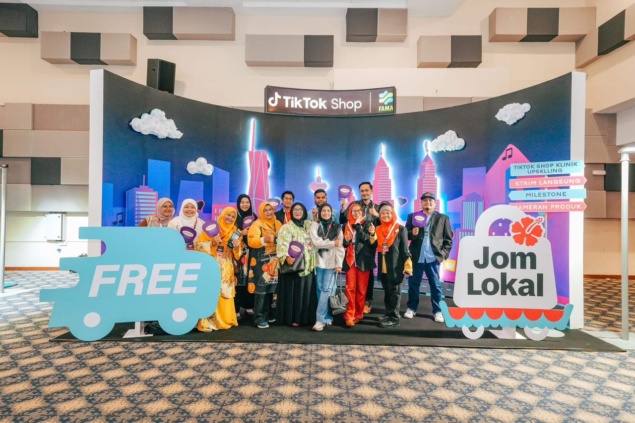 Figure 2: FAMA entrepreneurs at the TikTok Shop x FAMA exhibition backdrop during the Jom Lokal campaign.