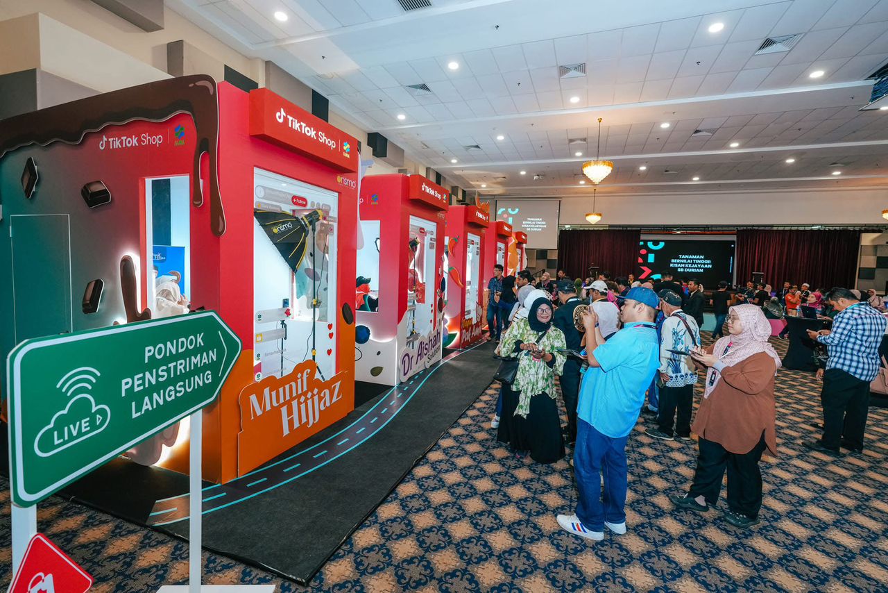 Figure 4: Visitors observing live-streaming sessions in dedicated booths during the Grand Final.