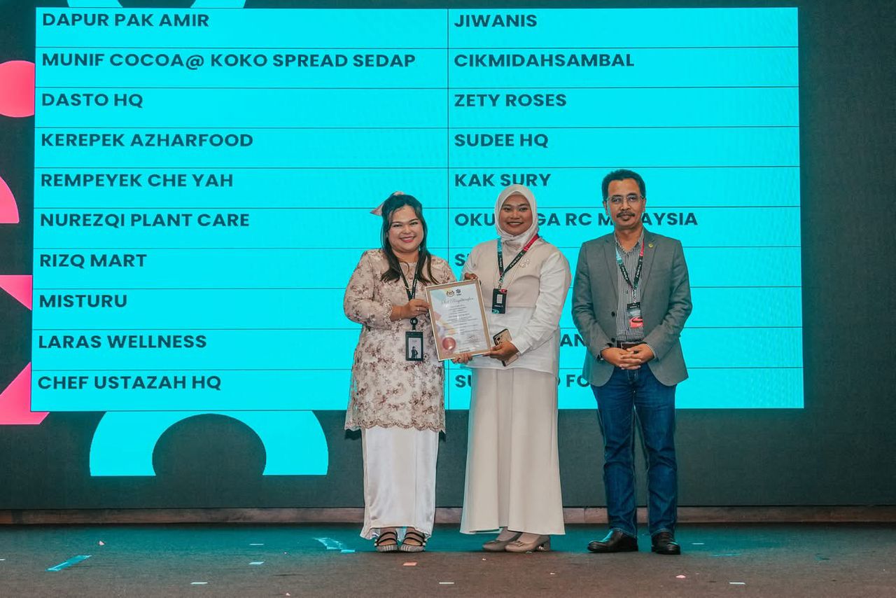 Figure 5: Misturu representative receiving recognition as one of the Top 20 finalists from Johor.